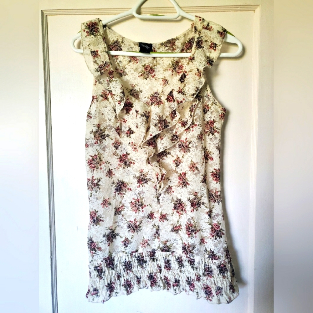 ❤💕💛Beautiful flower lace top ❤💛💕